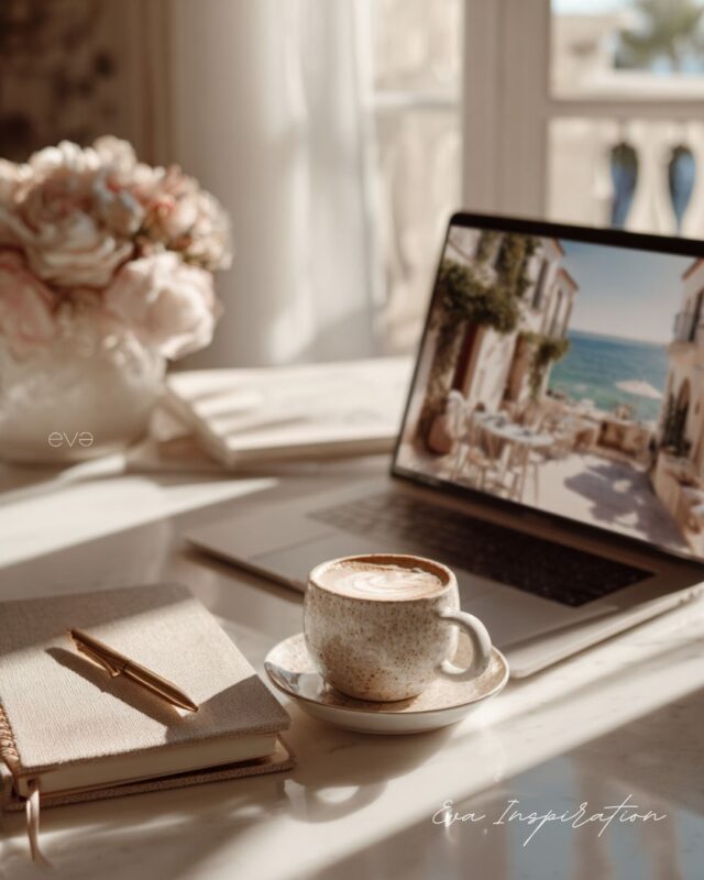 : Bureau lumineux avec ordinateur montrant une maison de vacances en bord de mer, carnet et tasse de café.