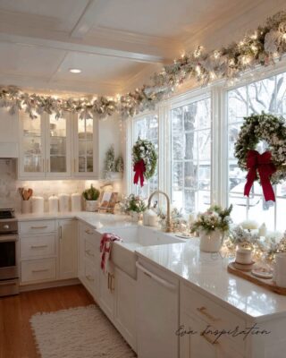 Cuisine blanche décorée pour Noël avec guirlande enneigée, couronnes aux fenêtres et bouquets d’hiver – Eva Inspiration