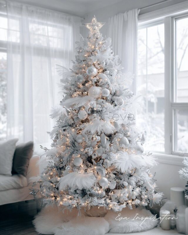 Sapin de Noël blanc givré et plumes décoration tendance