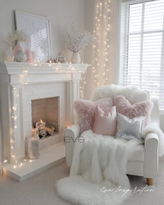 salon Coin cheminée blanc avec fauteuil cosy et coussins rose poudré pour Noël