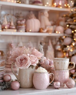 Bar à chocolat chaud rose bonbon avec fleurs, tasses pastel et déco féerique – idée Eva Inspiration