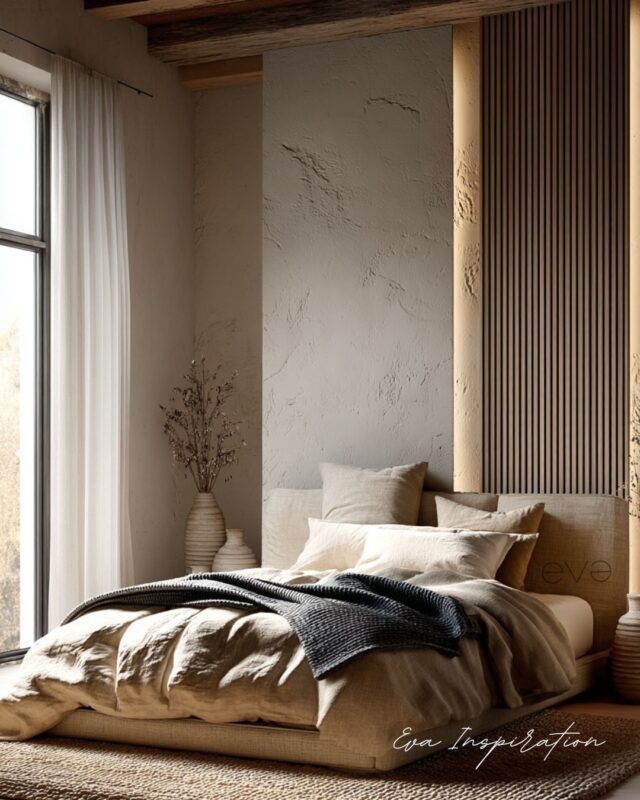 Chambre moderne beige 2026 avec linge de lit en lin lavé, tête de lit en bois clair et vase en céramique