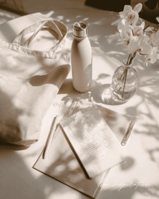 Visuel esthétique d’en-tête pour article rentrée – checklist sur table laquée, sac élégant, stylo, miroir et lumière naturelle