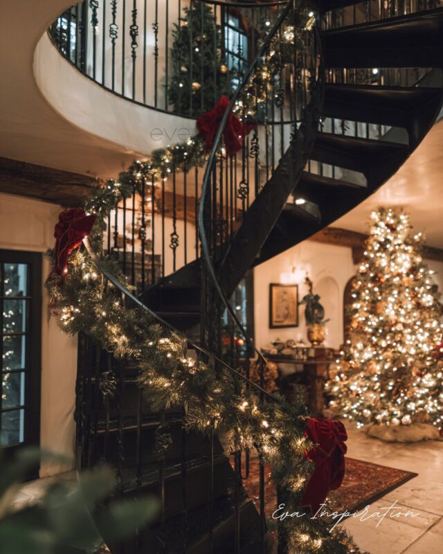 Escalier colimaçon noir décoré de guirlandes de Noël, sapins et nœuds rouges – Eva Inspiration