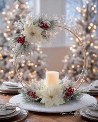 Centre de table de Noël cercle doré avec poinsettias blancs, neige artificielle et bougie – Eva Inspiration