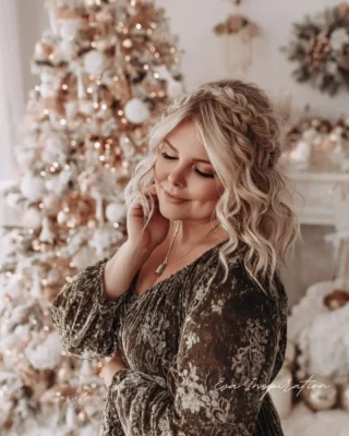 Look Noël femme ronde : robe en velours vert et couronne tressée