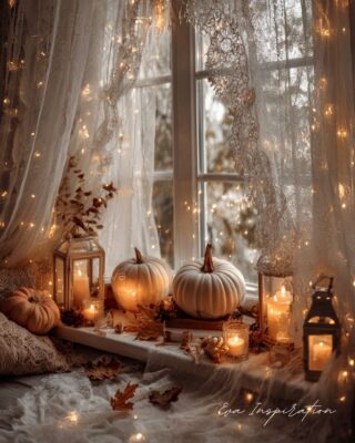 Rebord de fenêtre décoré automne avec citrouilles, bougies et guirlandes lumineuses.