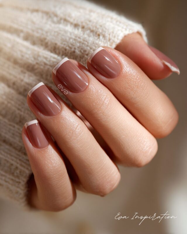 french manucure marron glace clair bout blanc ongle court chic tendance