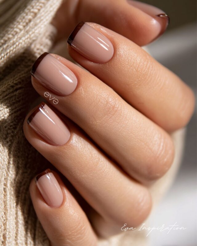 french manucure ongle court simple base naturel bout marron chocolat fonce