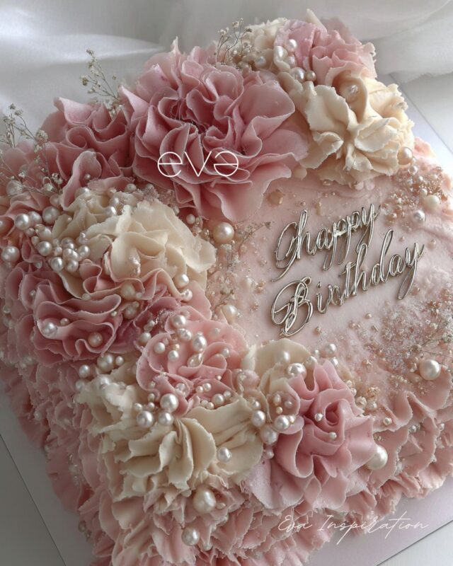 gateau anniversaire carré rose femme idee decoration