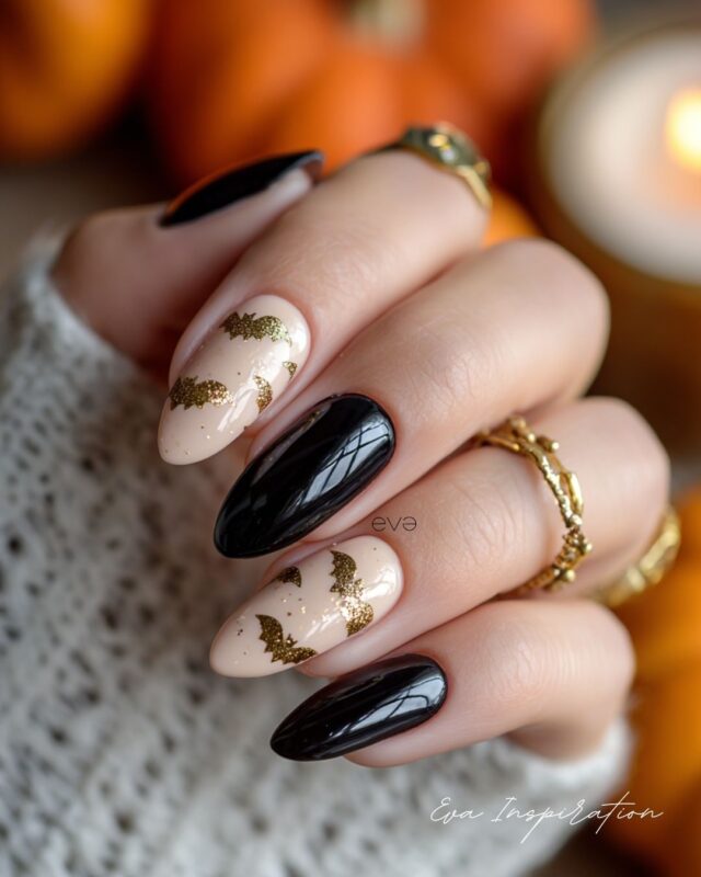 Ongles Halloween noirs et beiges avec chauves-souris dorées – nail art élégant. tendance