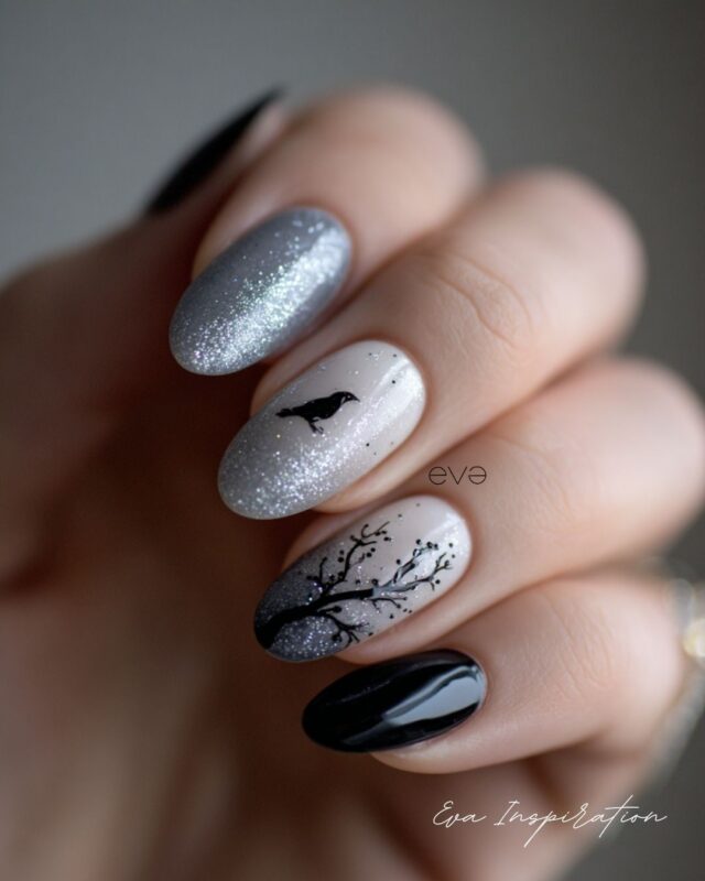 Ongles Halloween gris-noir avec corbeau et arbre – nail art artistique.