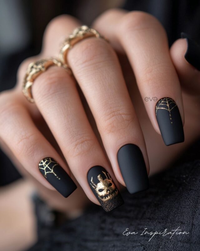 Ongles Halloween noirs mats avec décor doré – nail art glamour.