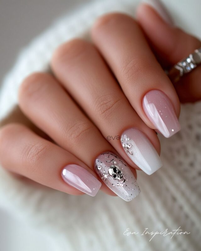 Ongles Halloween rose pailleté avec crâne argenté – nail art glamour.