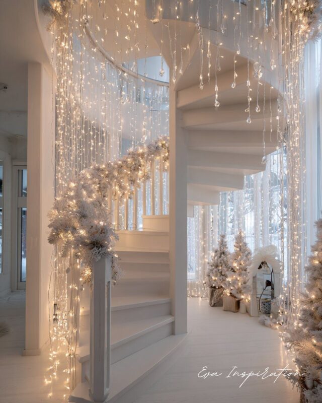 Escalier colimaçon blanc avec déco lumineuse de Noël et guirlandes givrées – Eva Inspiration