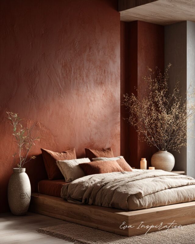 Chambre contemporaine 2026 avec mur terracotta foncé, lit bas en bois clair et linge de lit beige en lin