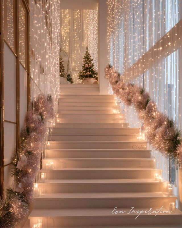 Escalier blanc de Noël décoré avec des bougies, guirlandes rose poudré et sapins lumineux en arrière-plan – Eva Inspiration