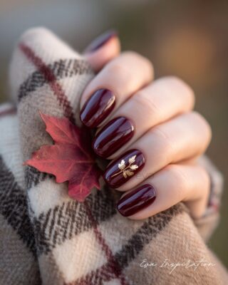 Ongles automne bordeaux brillant avec feuille dorée – Eva Inspiration