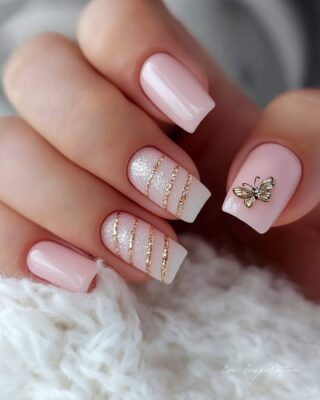 Main avec manucure rose pastel, finition brillante, nail art délicat et féminin, idée douce et tendance