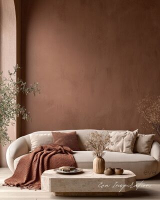 Salon terracotta et crème avec canapé clair et vases en céramique