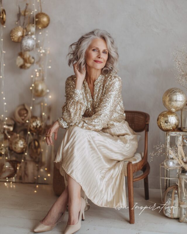 Look Noël femme 60 ans : blouse à sequins dorés et jupe satinée champagne