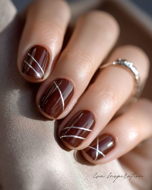 manucure marron fonce ongle court avec nail art argente ligne graphique tendance