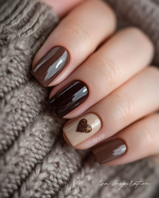 manucure marron glace beige avec coeur et touche ongle chocolat fonce