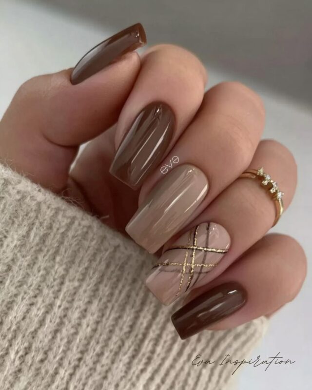 manucure marron glace et beige avec or tendance idee nail art