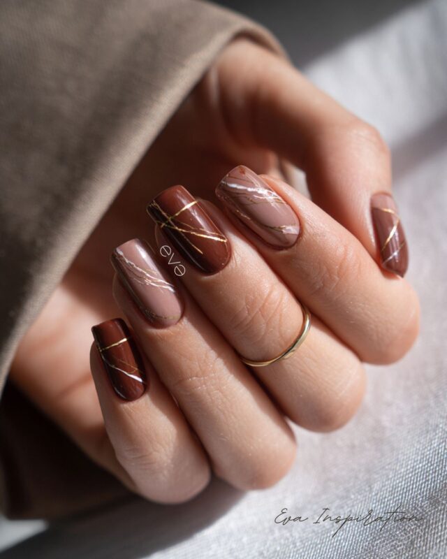 nail art marron et moka mousse ongle marron fonce et glace ligne or chic