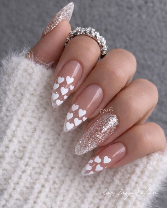 ongle amande pour la saint valentin transparent et coeur blanc