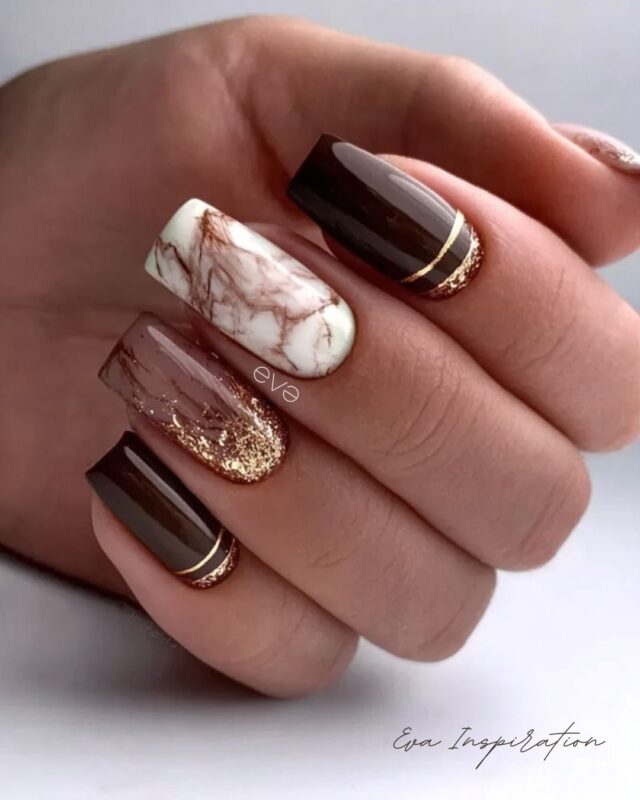 ongle chocolat fonce or avec blanc et marbre chocolat clair ligne graphique nail art