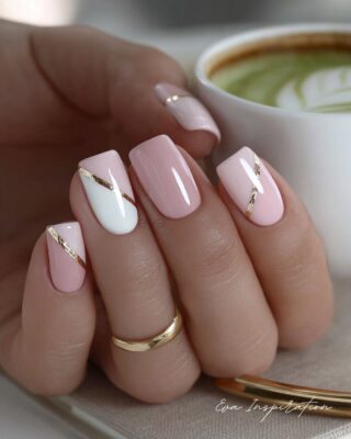 Manucure carrée rose clair et blanche avec ligne dorée, tasse de matcha, bague dorée, Eva Inspiration