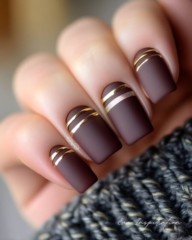 ongle marron fonce matt avec ligne or nail art eva inspiration idee tendance