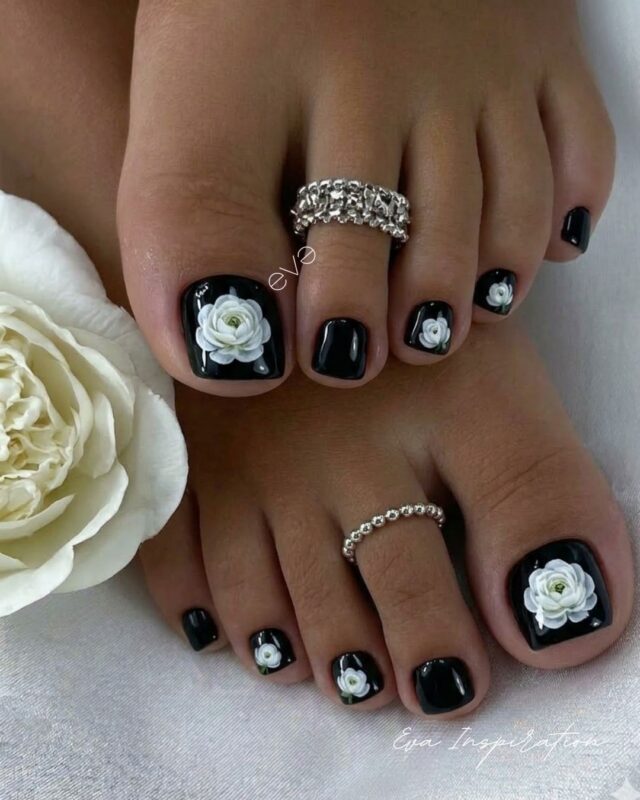 ongle noir fleur blanche pied look ete pedicure tendance