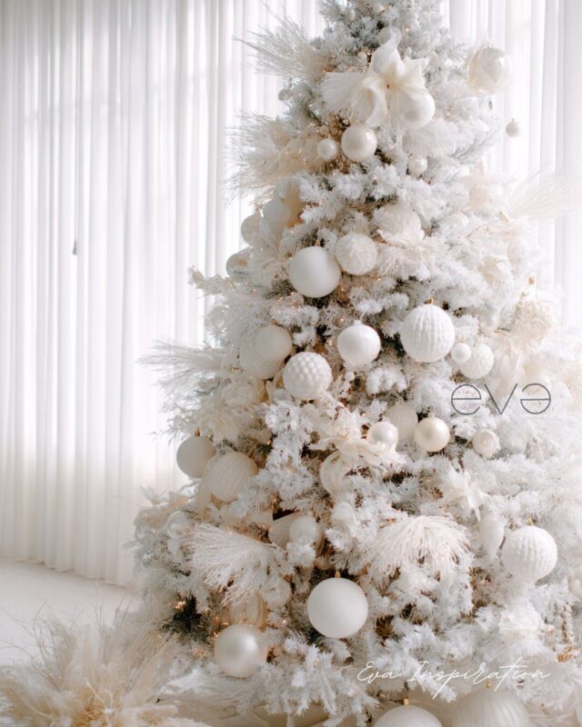 Sapin de Noël blanc total look avec décorations ton sur ton et textures douces