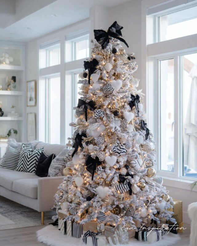 Sapin de Noël noir et blanc graphique avec boules à motifs et nœuds satinés