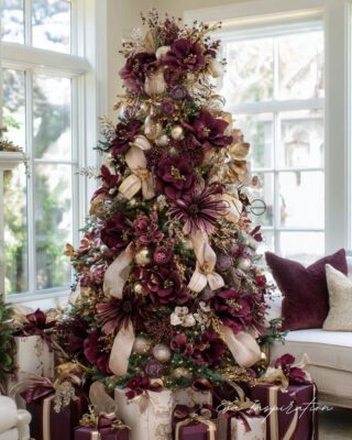 Sapin de Noël bordeaux et or avec fleurs XXL, boules dorées et rubans élégants