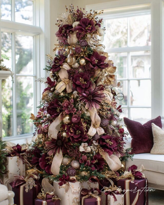Sapin de Noël bordeaux et or avec fleurs XXL, boules dorées et rubans élégants