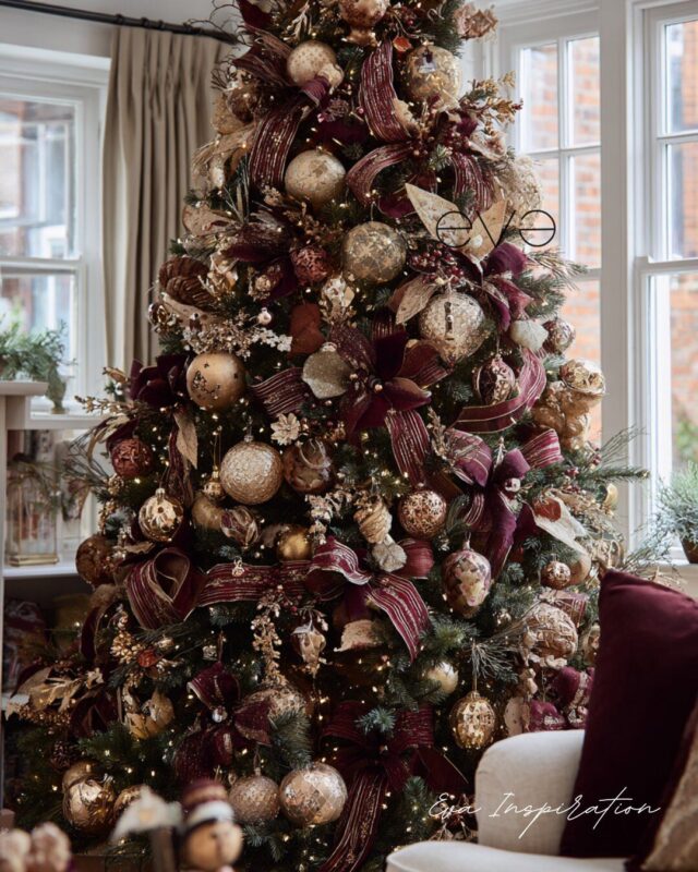 Sapin de Noël traditionnel bordeaux et or avec gros rubans et boules dorées