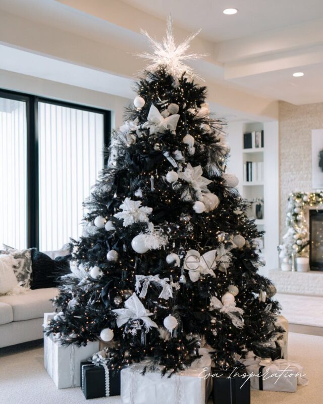 Sapin de Noël noir et blanc élégant avec boules blanches, gros nœuds et cadeaux assortis