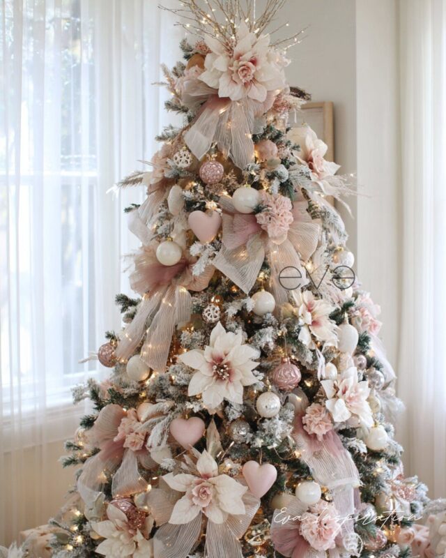 Sapin de Noël rose poudré et blanc avec fleurs XXL, cœurs et nœuds élégants